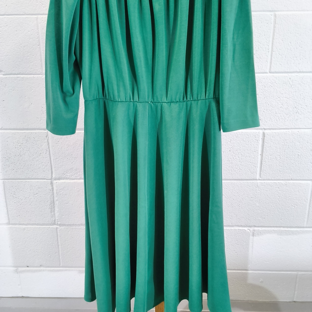 Leslie Belle Vintage Emerald Midi Dress - Made in Canada - Picture 5 of 12